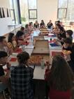 Teilnehmer essen Pizza