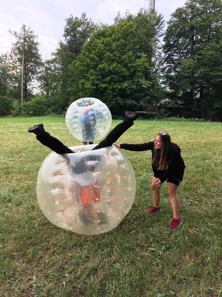 Mann kopfüber in einem Bubble-Ball