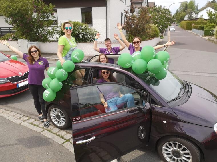 KO-Kreis im Cabrio mit Luftballons