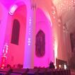 Stimmungsvoll beleuchtetes Kirchenschiff