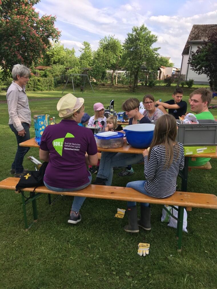 Aktionsgruppe und KO-Kreis bei der Pause