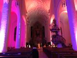 Stimmungsvoll beleuchtetes Kirchenschiff