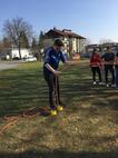 Jugendlicher steht auf Stelzen und hält ein Seil in der Hand