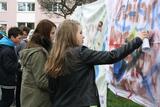 Jugendliche sprayen auf Bettlaken