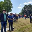 Gottesdienstbesucher beim Jugendtag auf der Wiese