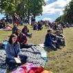 Gottesdienstbesucher beim Jugendtag auf der Wiese