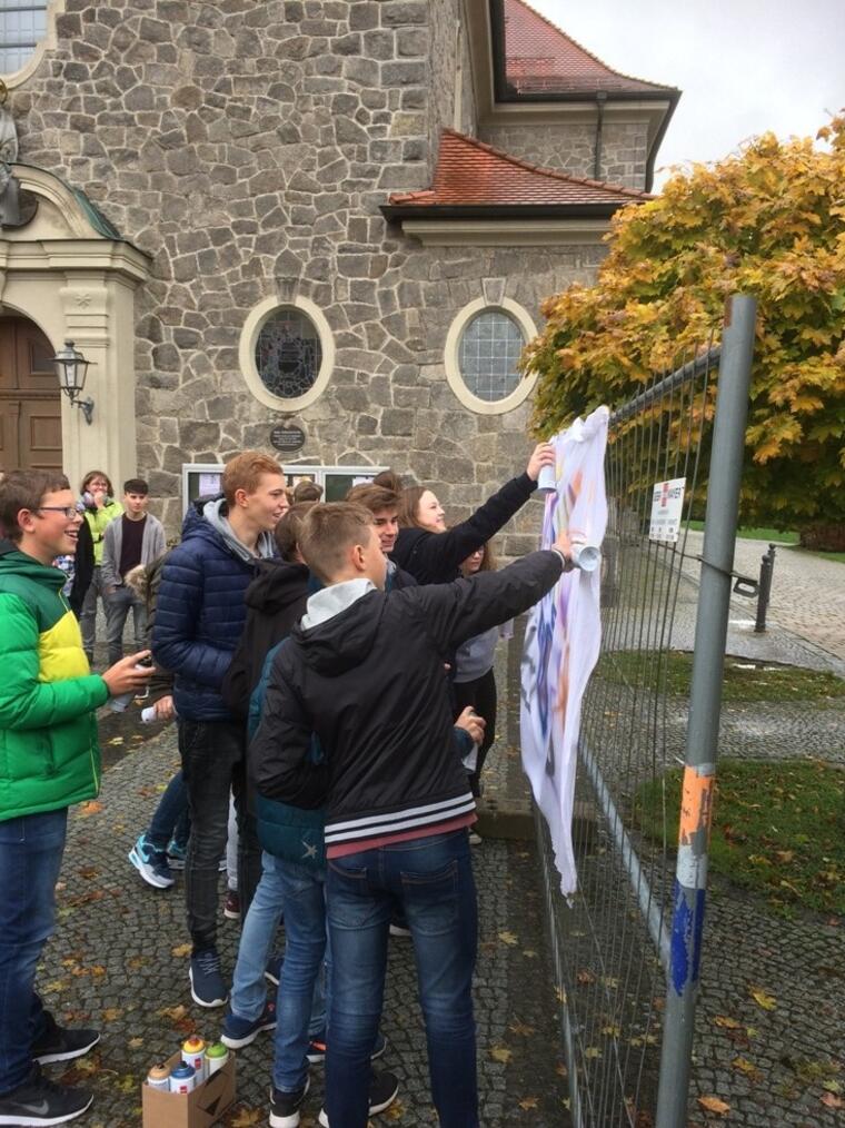 Jugendliche besprühen Bettlaken mit ihren Baustellen