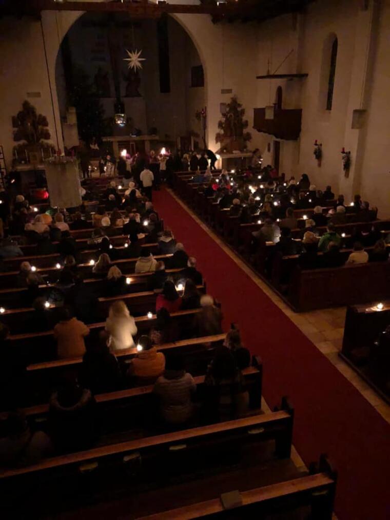 kleine Kerzen leuchten in der Kirche