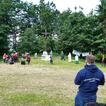 Gottesdienstbesucher beim Jugendtag auf der Wiese