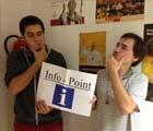 Zwei junge Männer mit Plakat Infopoint
