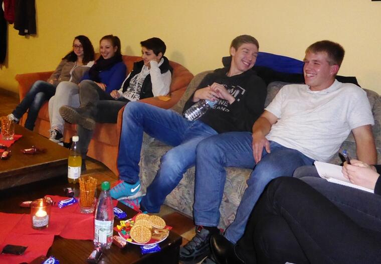 Jugendliche auf Sofa