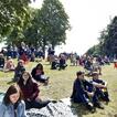 Gottesdienstbesucher beim Jugendtag auf der Wiese