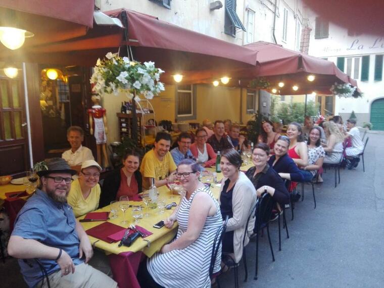 Gruppe beim gemeinsamen Abendessen in Lucca