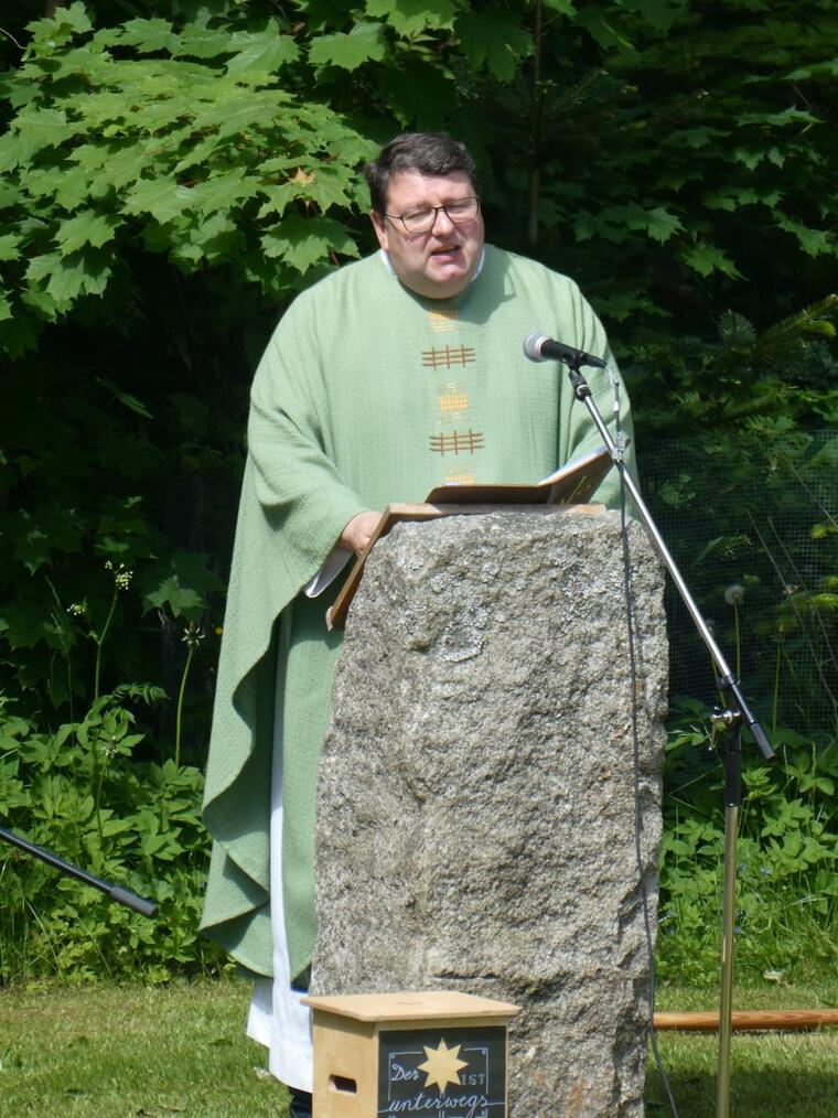 Pfarrer Udo Klösel bei der Predigt