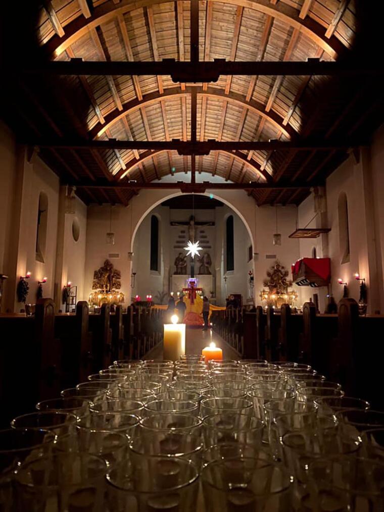 mit Kerzen beleuchtetes Kirchenschiff