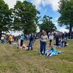 Gottesdienstbesucher beim Jugendtag auf der Wiese