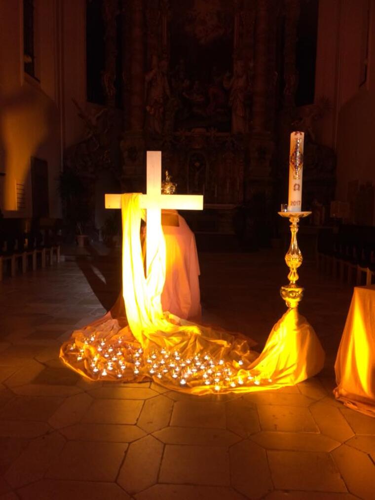 Kreuz in gelbem Licht